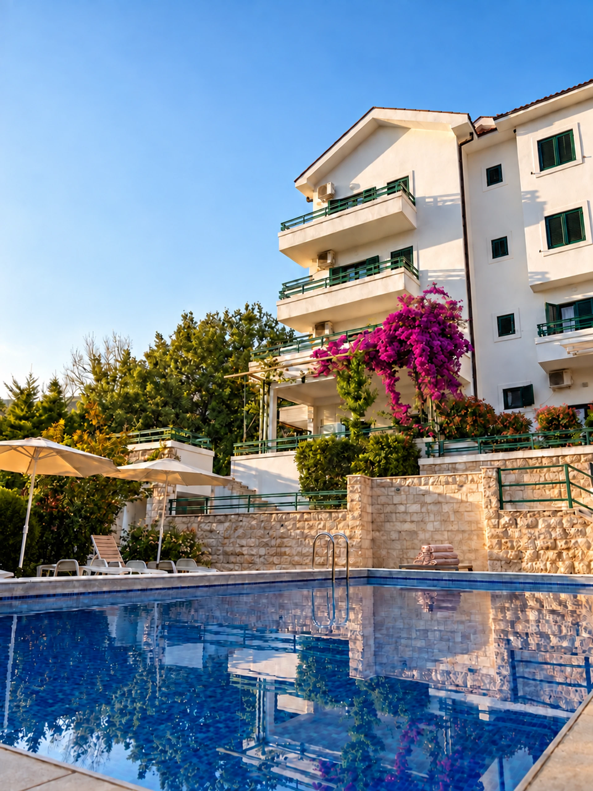 Hotel Renome, Petrovac — Hotel facade and pool terrace
