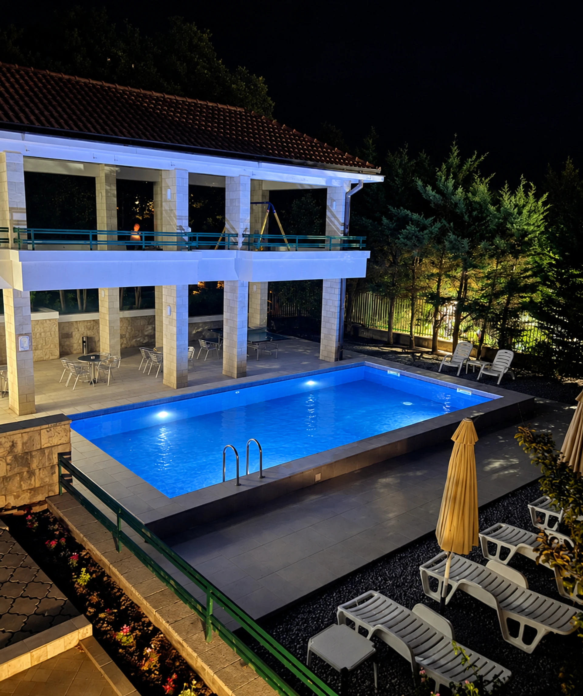 Hotel Renome, Petrovac — Pool and terrace at night